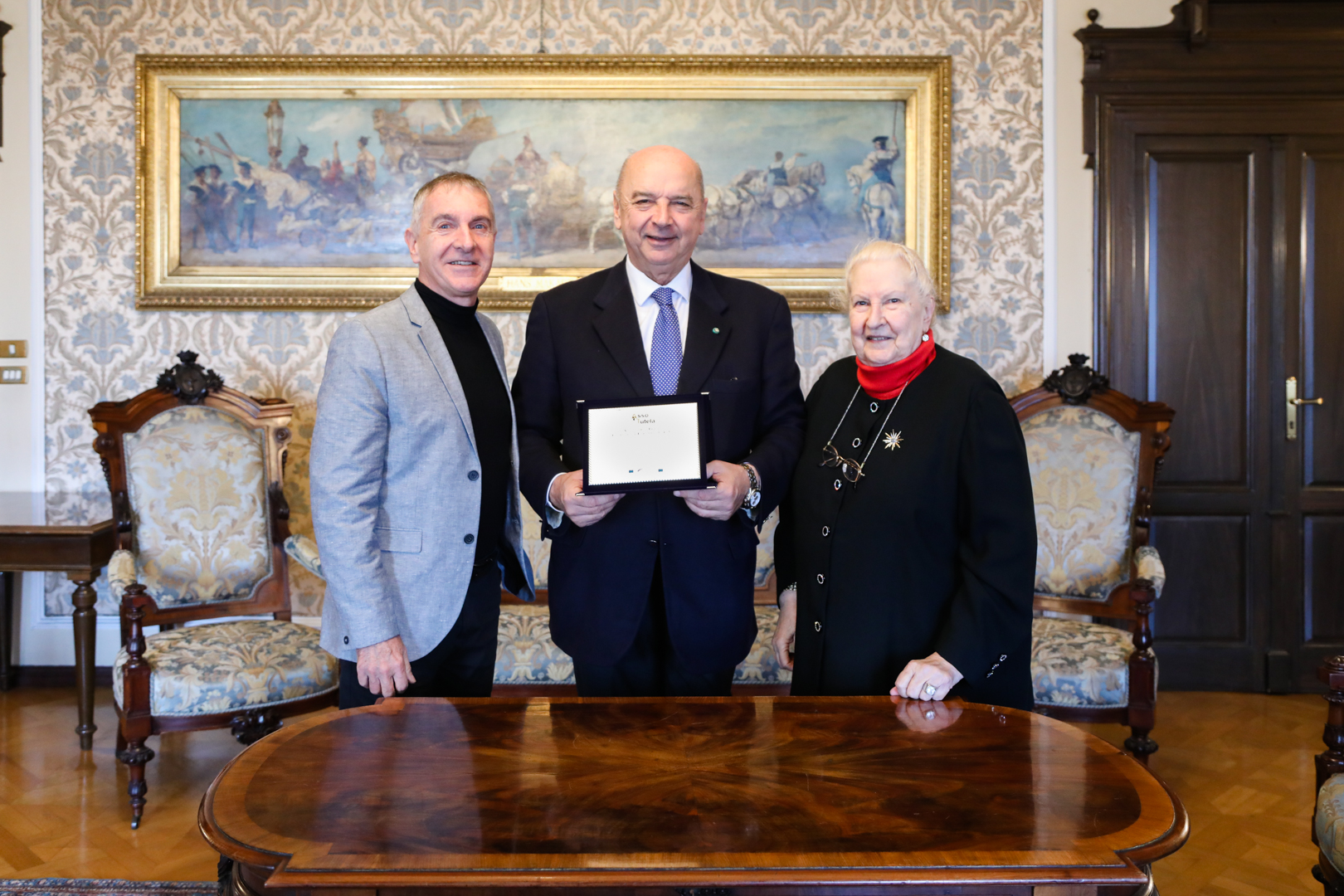 Roberto Dipiazza con Maria Paola Pagnini e Piero Camber alla consegna del premio “Eccellenze Europee”