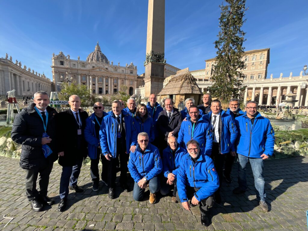 Il vicegovernatore del Friuli Venezia Giulia Mario Anzil e alcuni dei realizzatori del presepe di Grado in San Pietro