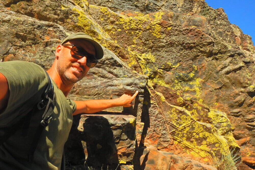 Andrea Baucon con un icnofossile a Penha Garcia (Naturtejo UNESCO Global Geopark)