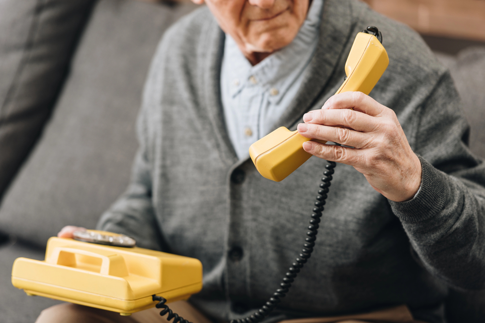 Anziano al telefono di casa - spoofing telefonico