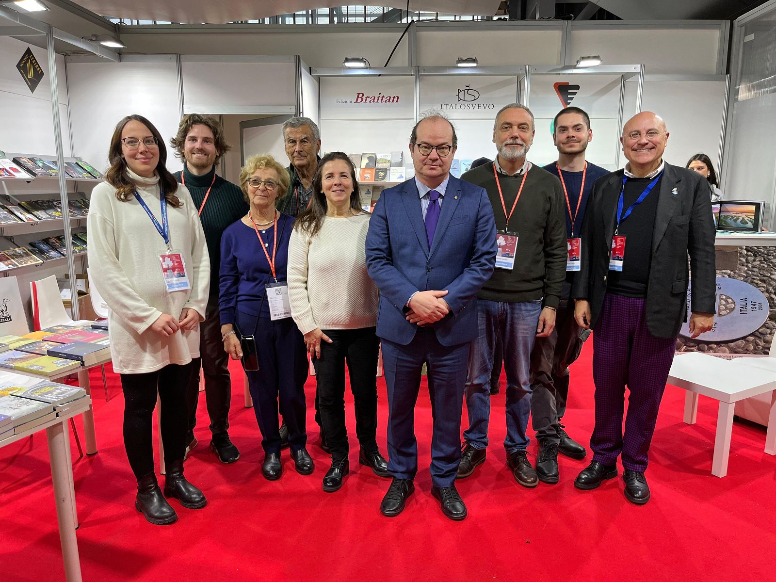 Foto di gruppo alla fiera "Più libri più liberi" con il vicegovernatore Anzil