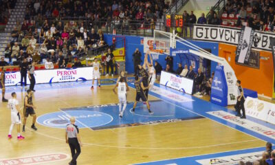 Pini in azione sotto canestro contro Cremona