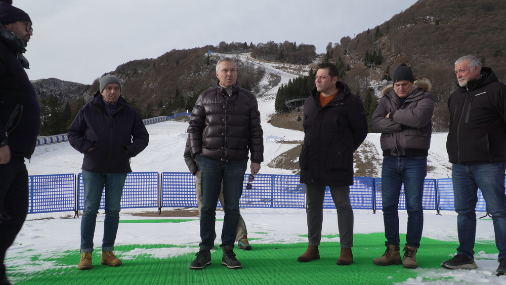 Il sopralluogo dell'assessore Sergio Emidio Bini alla nuova pista in erba sintetica