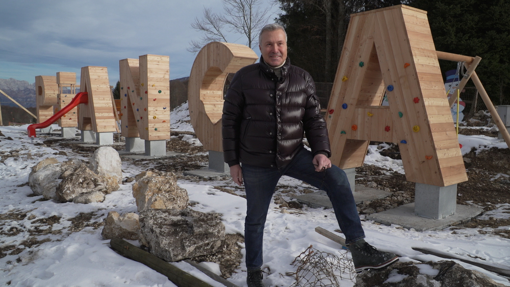 L'assessore Sergio Emidio Bini vicino alla nuova installazione nei pressi di Nevelandia a Piancavallo