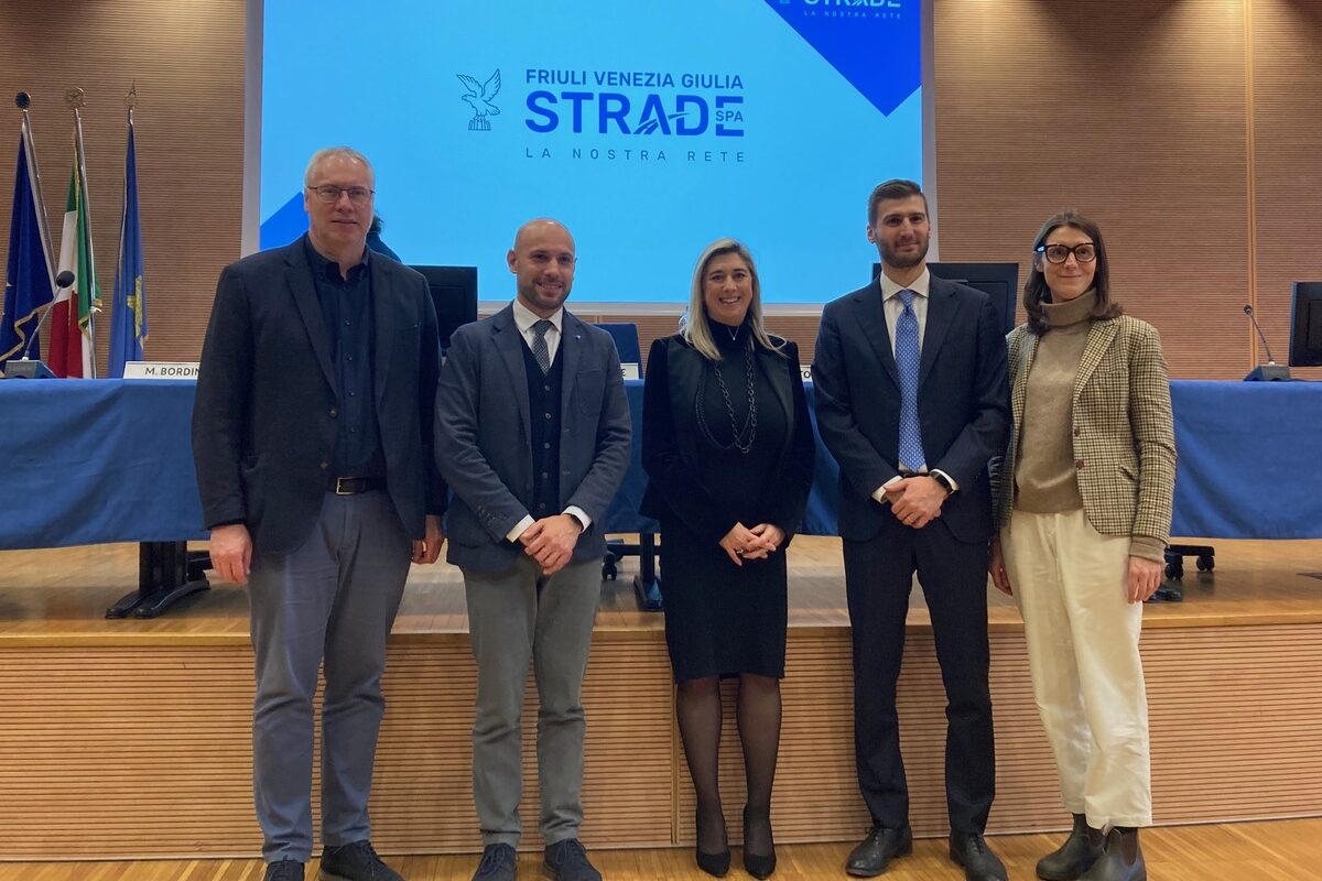 L'assessore Cristina Amirante con il presidente del consiglio regionale Mauro Bordin e il cda di FvgStrade