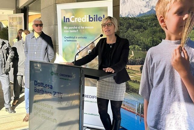 Barbara Zilli durante l'inaugurazione del nuovo sportello CrediFriuli a Tolmezzo