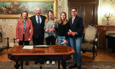 Premiazione delle veliste triestine da parte del sindaco Dipiazza