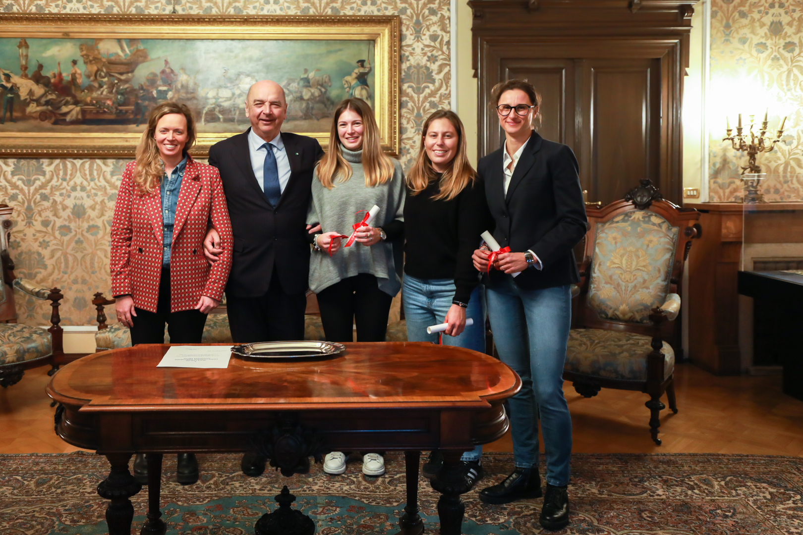 Premiazione delle veliste triestine da parte del sindaco Dipiazza