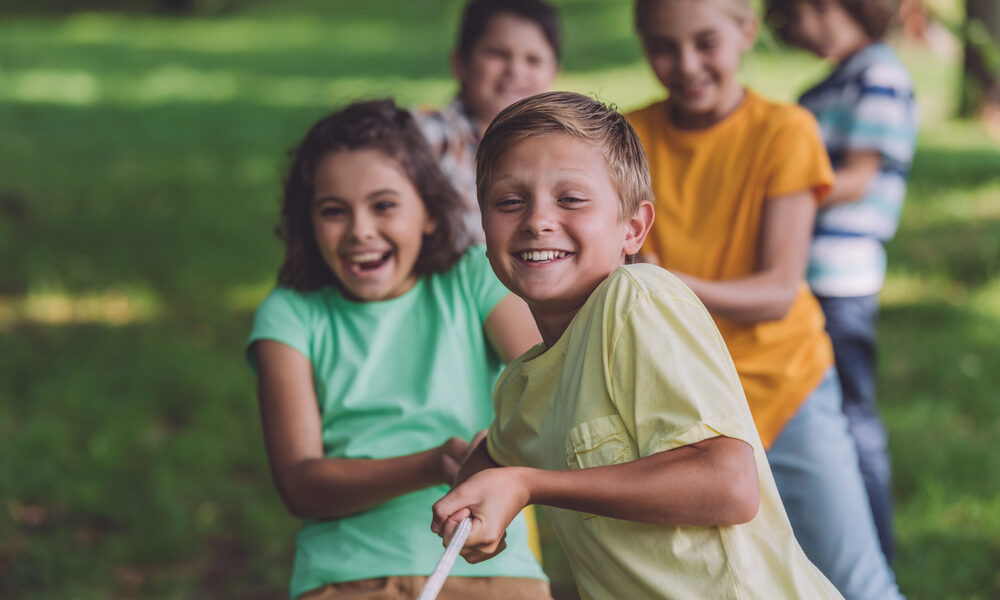 Bambini che giocano al centro estivo