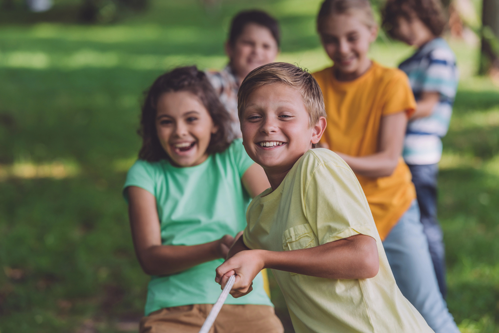 Bambini che giocano al centro estivo