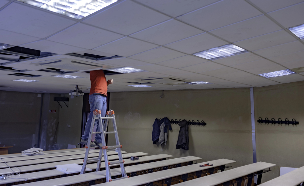 Manutenzione soffitto aula scolastica