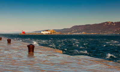 Il molo di Trieste colpito dalla Bora