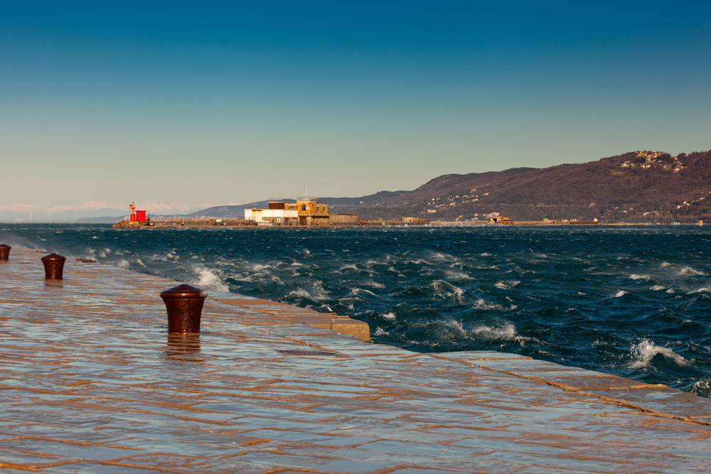 Il molo di Trieste colpito dalla Bora