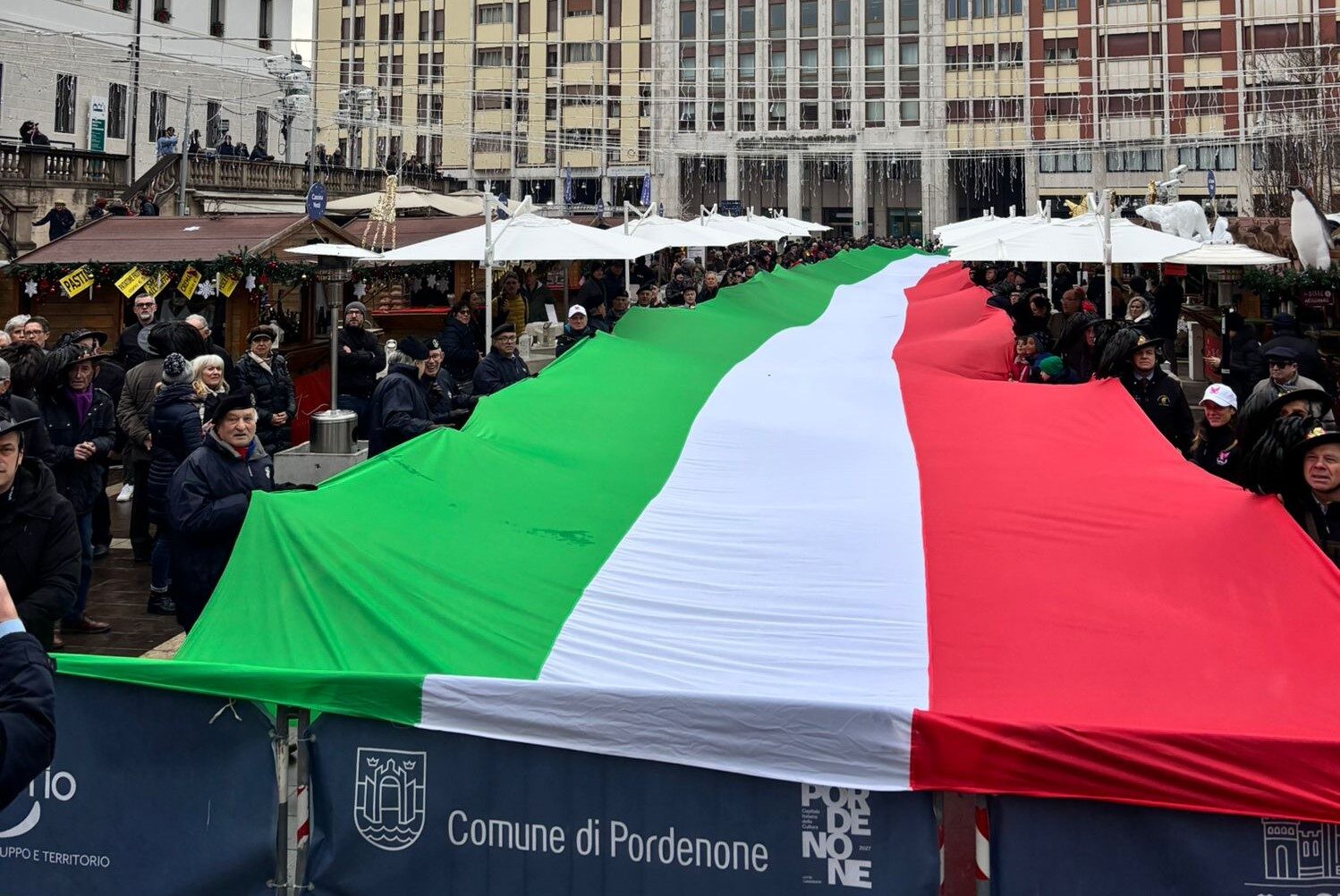 Il Tricolore lungo 85 metri sfila per Pordenone