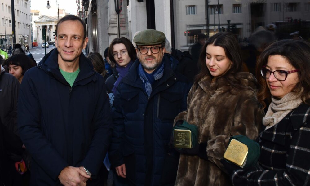 Il governatore Massimiliano Fedriga alla posa della pietra d'inciampo in corso Italia 12 a Trieste