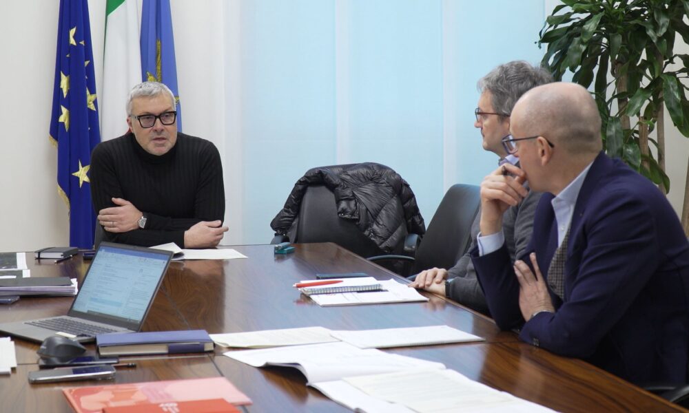 L’assessore Sergio Emidio Bini nel corso dell’incontro, con il sindaco di Tarvisio, Renzo Zanette, e i rappresentanti del consorzio Cosilt