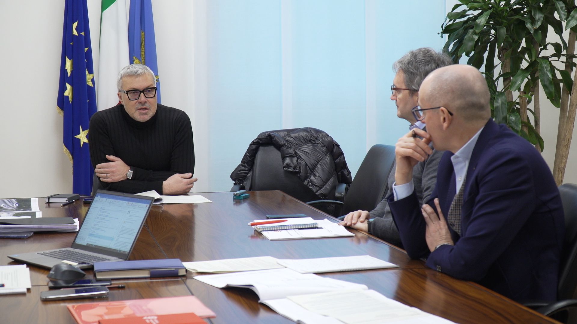 L’assessore Sergio Emidio Bini nel corso dell’incontro, con il sindaco di Tarvisio, Renzo Zanette, e i rappresentanti del consorzio Cosilt