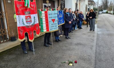 L'assessore Zannier alla posa della pietra d'inciampo in via Gere a Pordenone