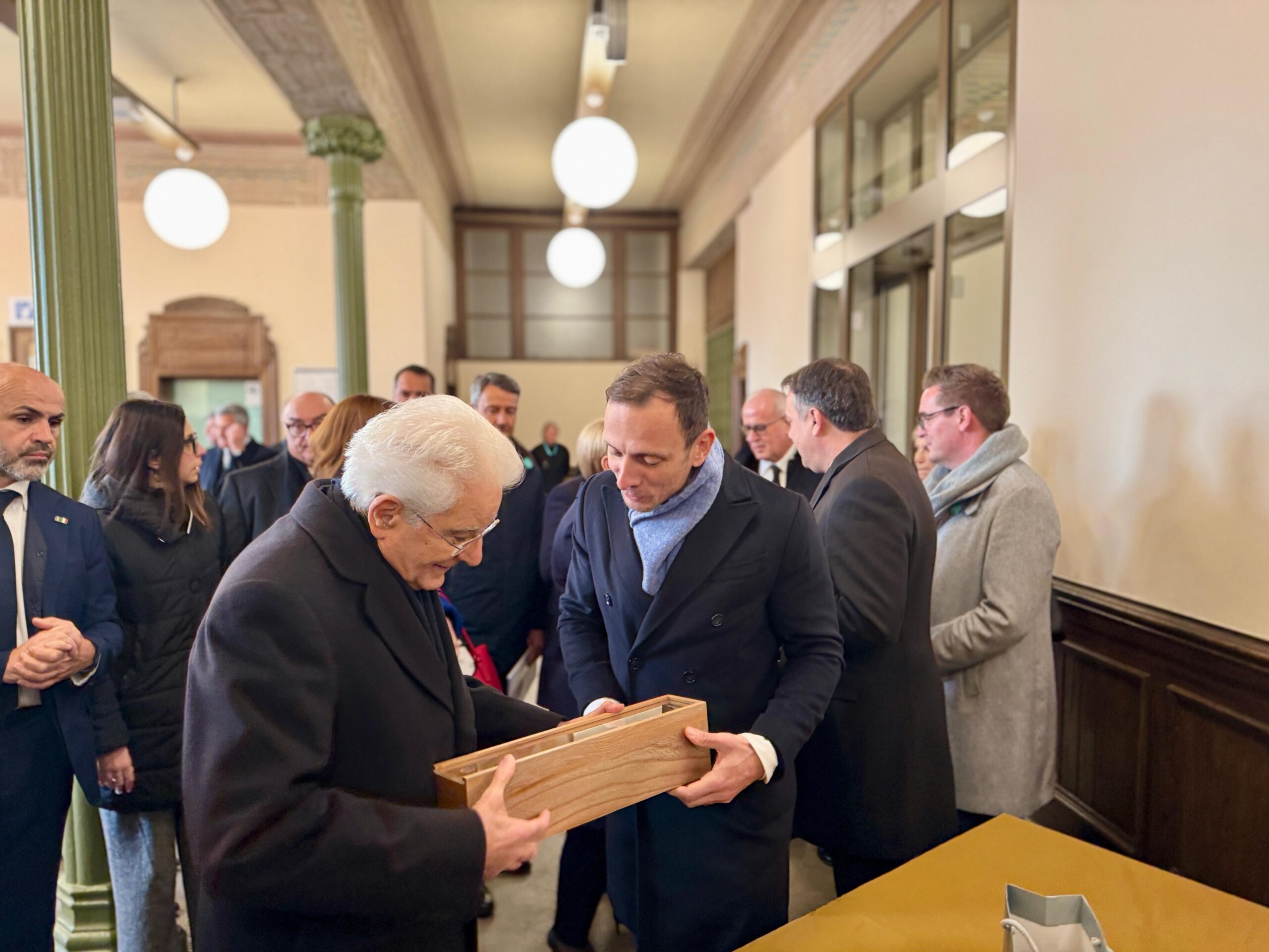 La consegna da parte del governatore della Regione Massimiliano Fedriga dell'opera dell'aertista Celiberti nelle mani del Presidente della Repubblica Sergio Mattarella