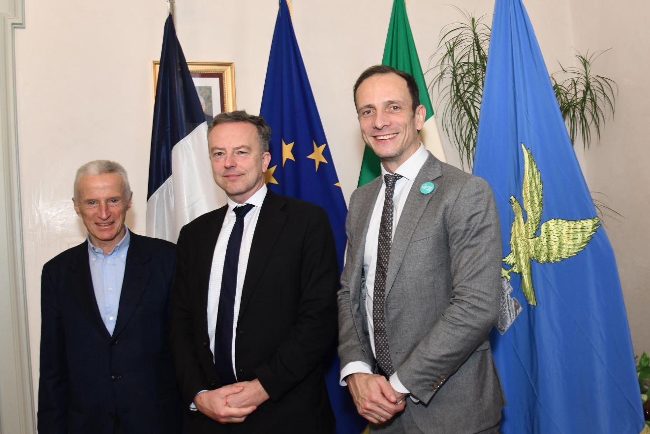 Da destra il governatore del Friuli Venezia Giulia Massimiliano Fedriga, l'ambasciatore di Francia in Italia Martin Briens e il console onorario Riccardo Illy