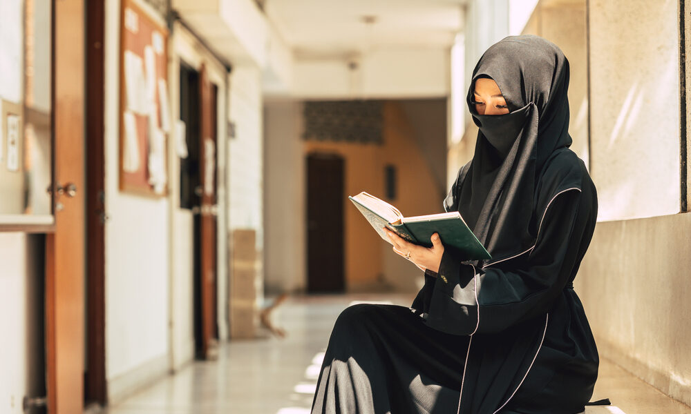 Ragazza con velo integrale (niqab) a scuola