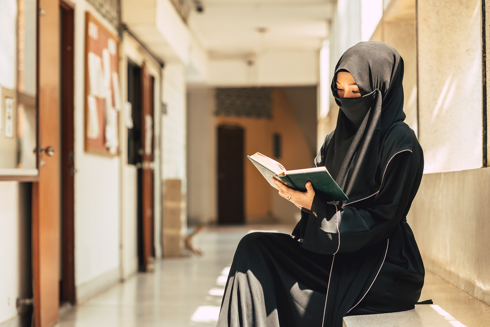 Ragazza con velo integrale (niqab) a scuola