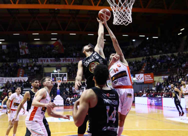 Lotta sotto canestro a Forlì (foto APU)