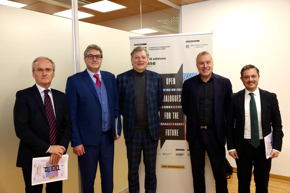 Foto di gruppo alla conferenza stampa