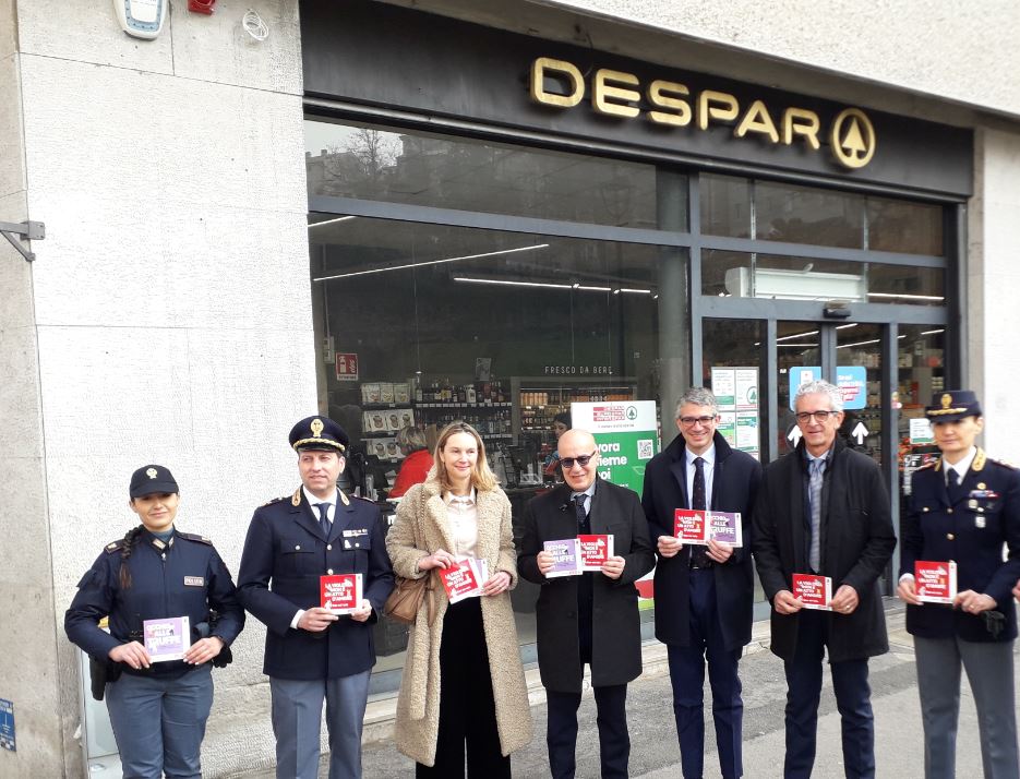 Foto di gruppo davanti a un punto vendita Despar