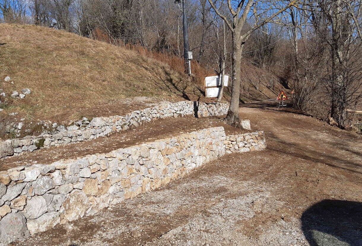 I muri a secco del percorso della Clapadoria Madonna della neve