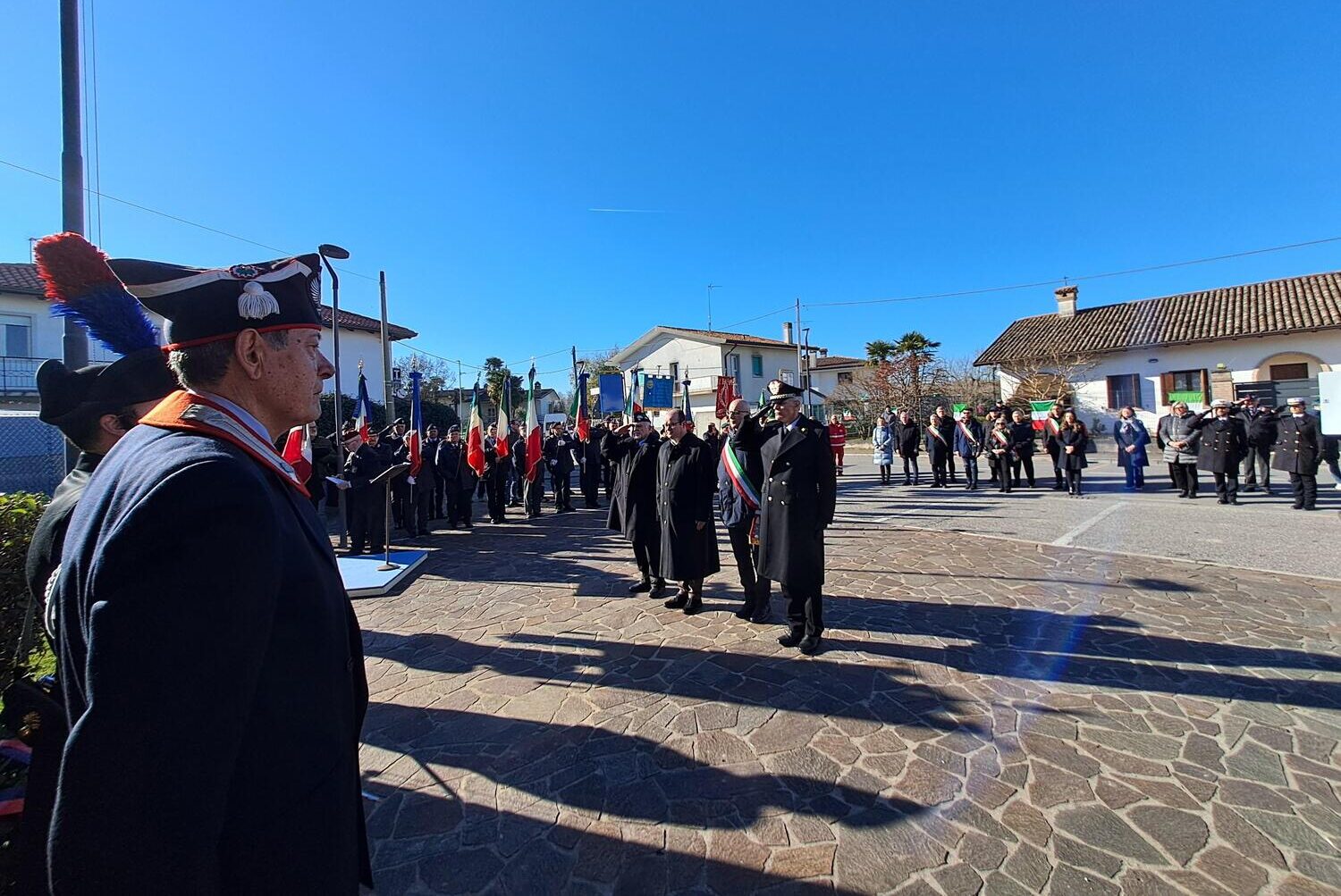 Un momento della cerimonia in memoria del carabiniere Enea Codotto a Gorgo di Latisana