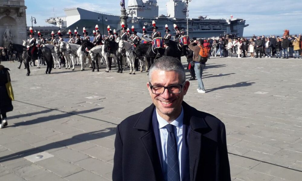 L'assessore Pierpaolo Roberti in piazza dell'Unità d'Italia. Sullo sfondo la Fanfara del 4° Reggimento a Cavallo dei Carabinieri e la nave Trieste