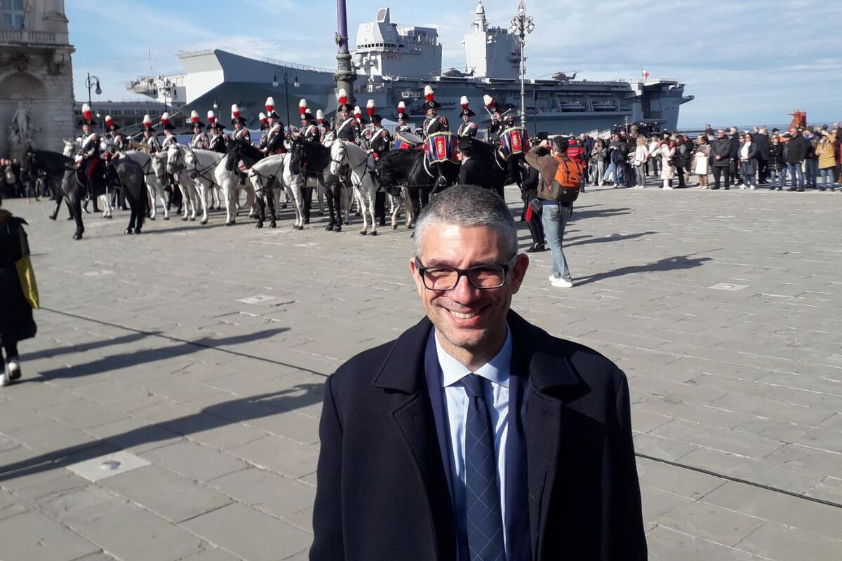 L'assessore Pierpaolo Roberti in piazza dell'Unità d'Italia. Sullo sfondo la Fanfara del 4° Reggimento a Cavallo dei Carabinieri e la nave Trieste