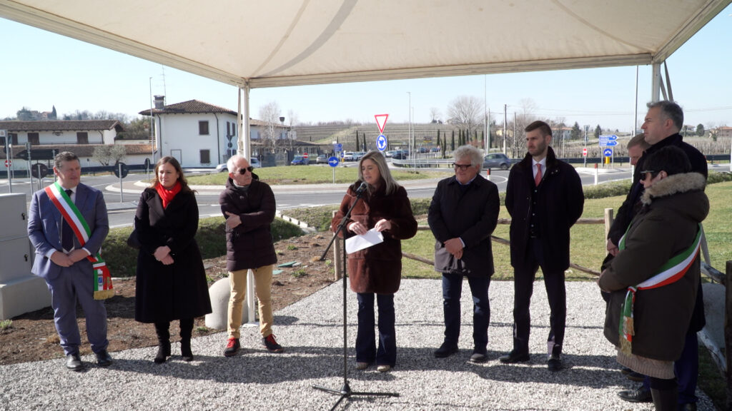 L'assessore Cristina Amirante all'inaugurazione della rotatoria di Ipplis di Premariacco