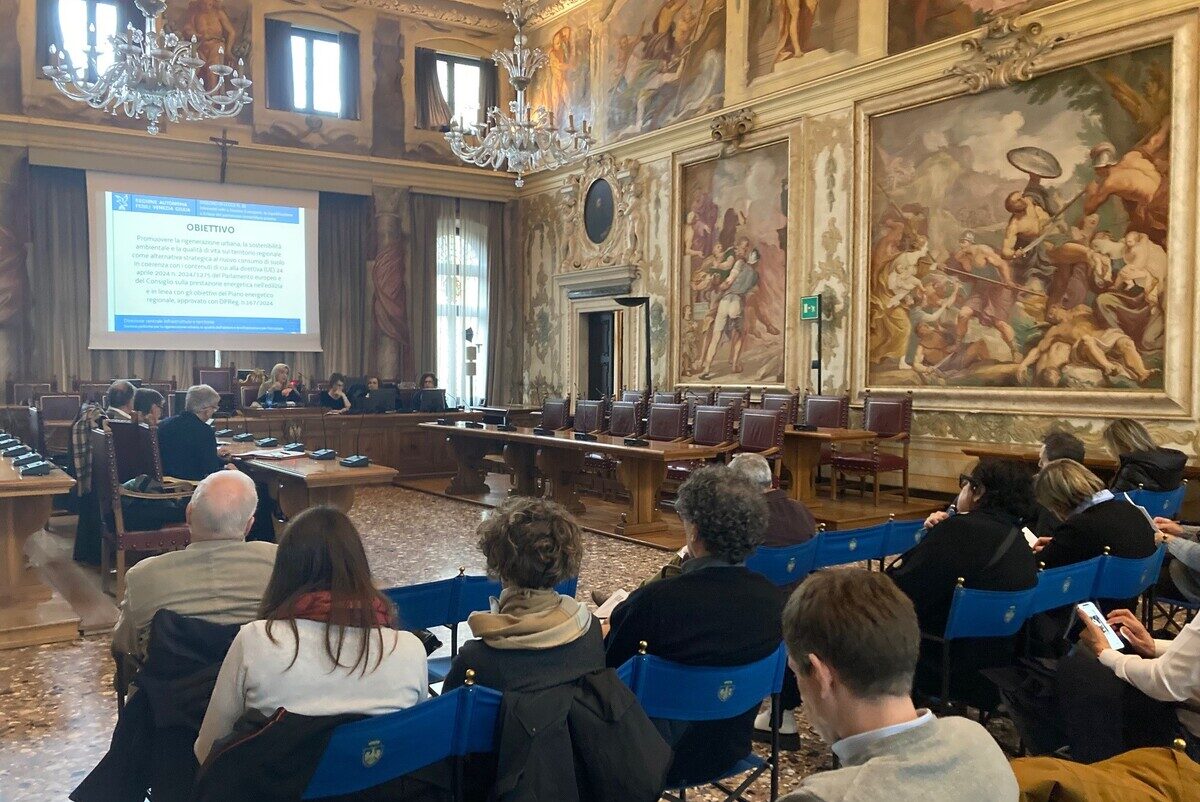 L'assessore regionale a Infrastrutture e territorio Cristina Amirante durante l'illustrazione del disegno di legge 36 a Udine