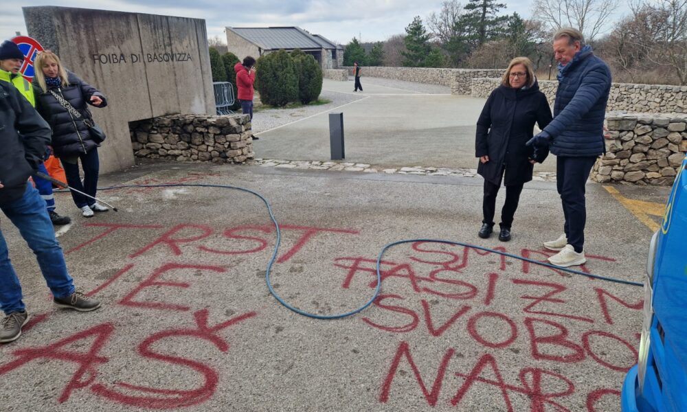 Le scritte rinvenute a Basovizza, durante la cerimonia