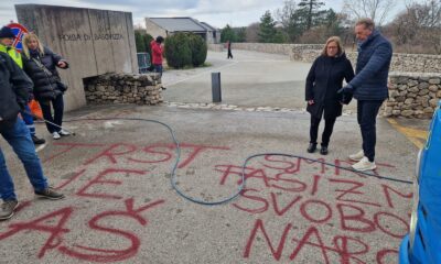 Le scritte rinvenute a Basovizza, durante la cerimonia