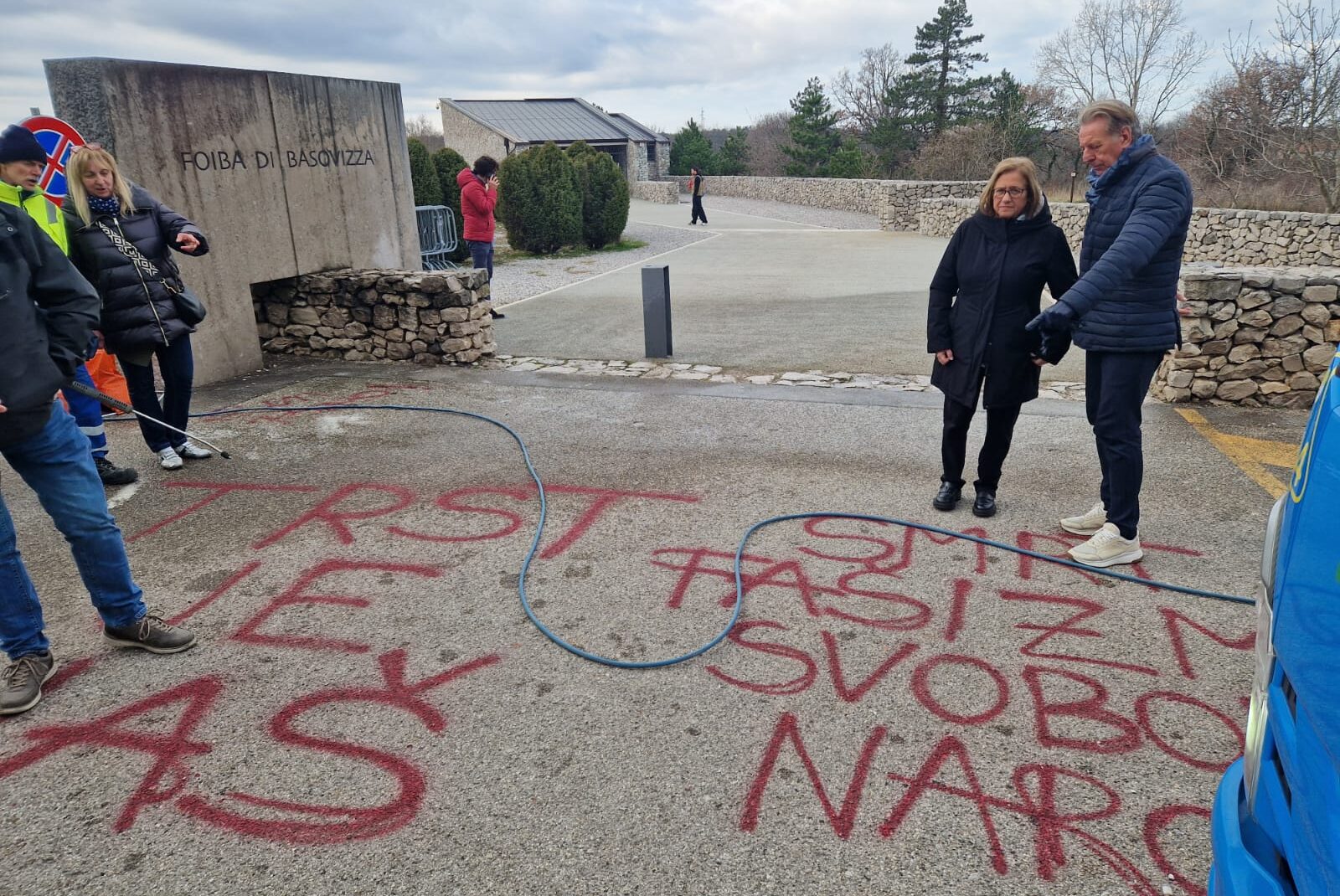 Le scritte rinvenute a Basovizza, durante la cerimonia