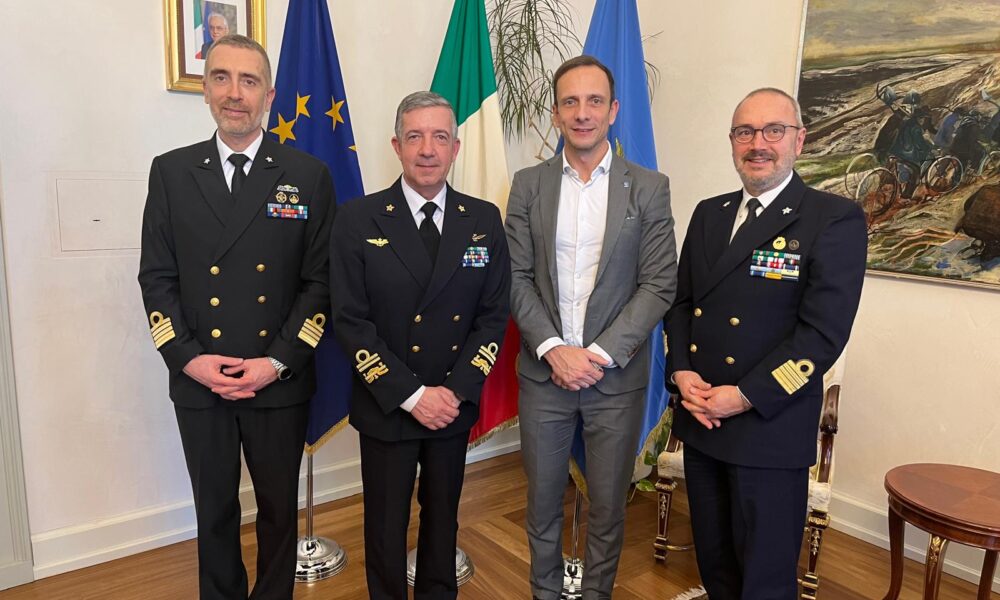 Il governatore Massimiliano Fedriga insieme all'ammiraglio Flavio Biaggi, primo da sinistra, capitano di vascello Francesco Marzi; a destra il capitano di vascello Luciano Del Prete