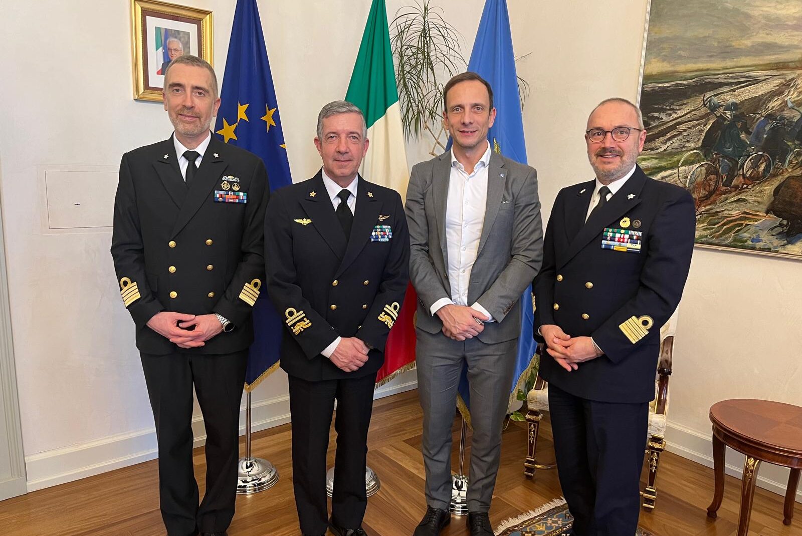 Il governatore Massimiliano Fedriga insieme all'ammiraglio Flavio Biaggi, primo da sinistra, capitano di vascello Francesco Marzi; a destra il capitano di vascello Luciano Del Prete