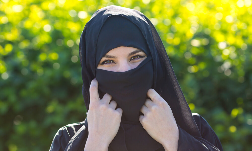 Giovane donna con il niqab