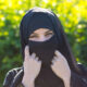 Giovane donna con il niqab