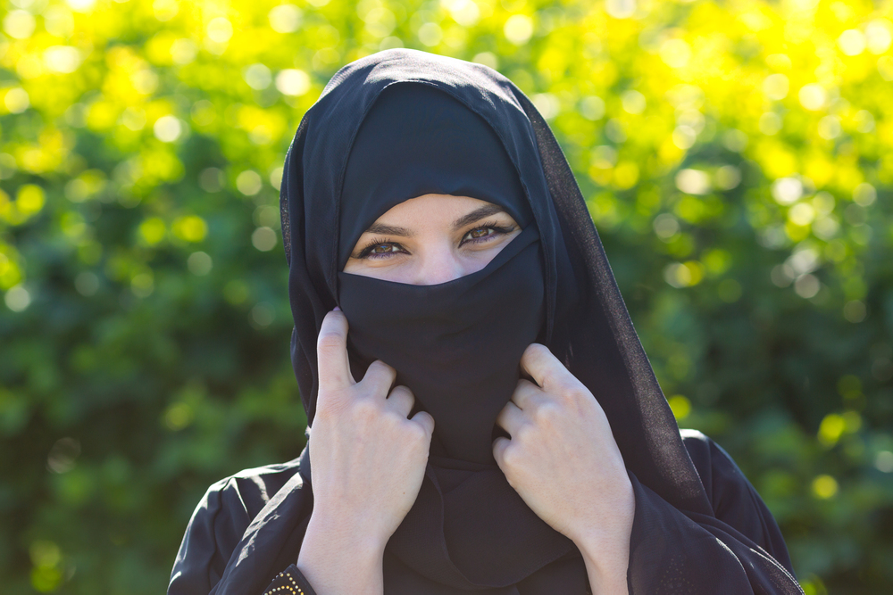 Giovane donna con il niqab