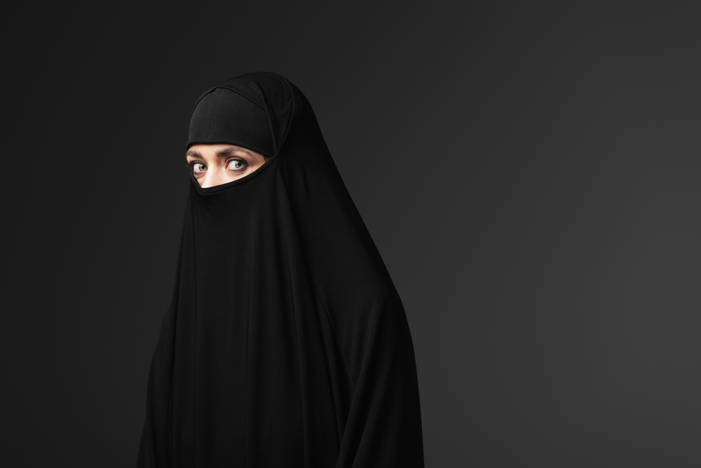 Ragazza con il velo (niqab)