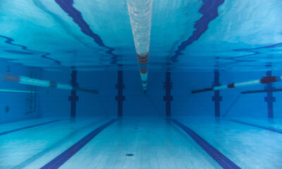 Vista subacquea di una piscina sportiva