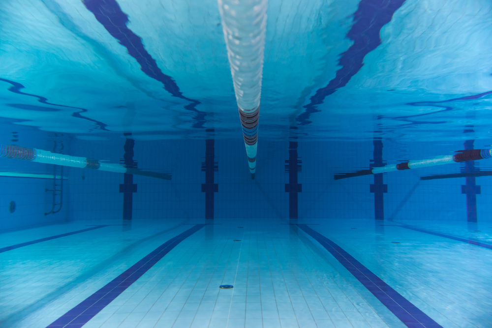 Vista subacquea di una piscina sportiva