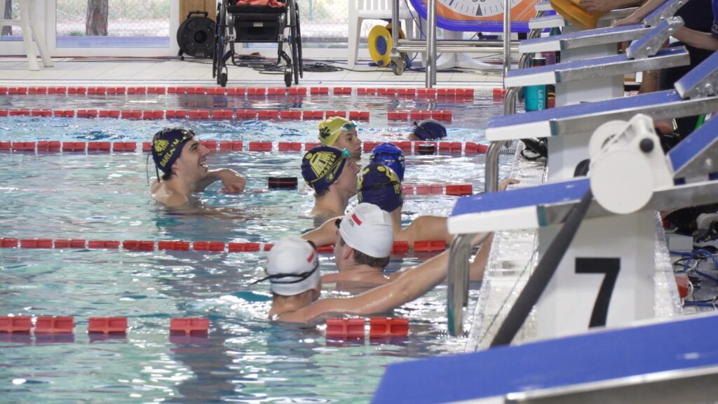 Gli atleti durante le fasi preparatorie della Coppa del Mondo di nuoto Paralimpico