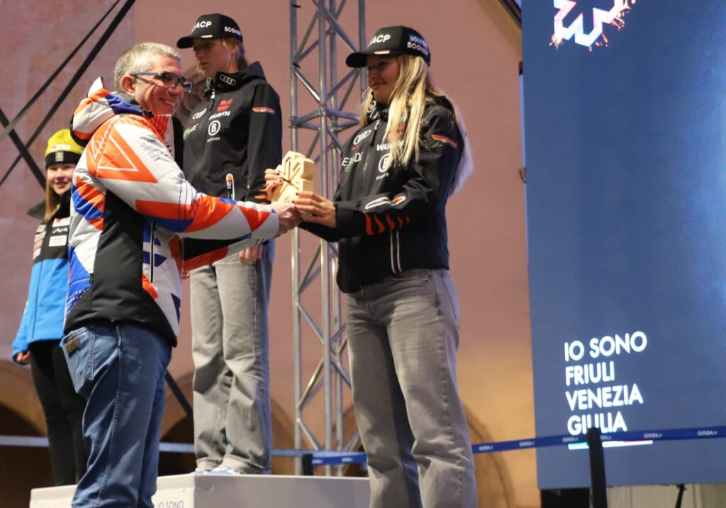 L'assessore Roberti durante la premiazione