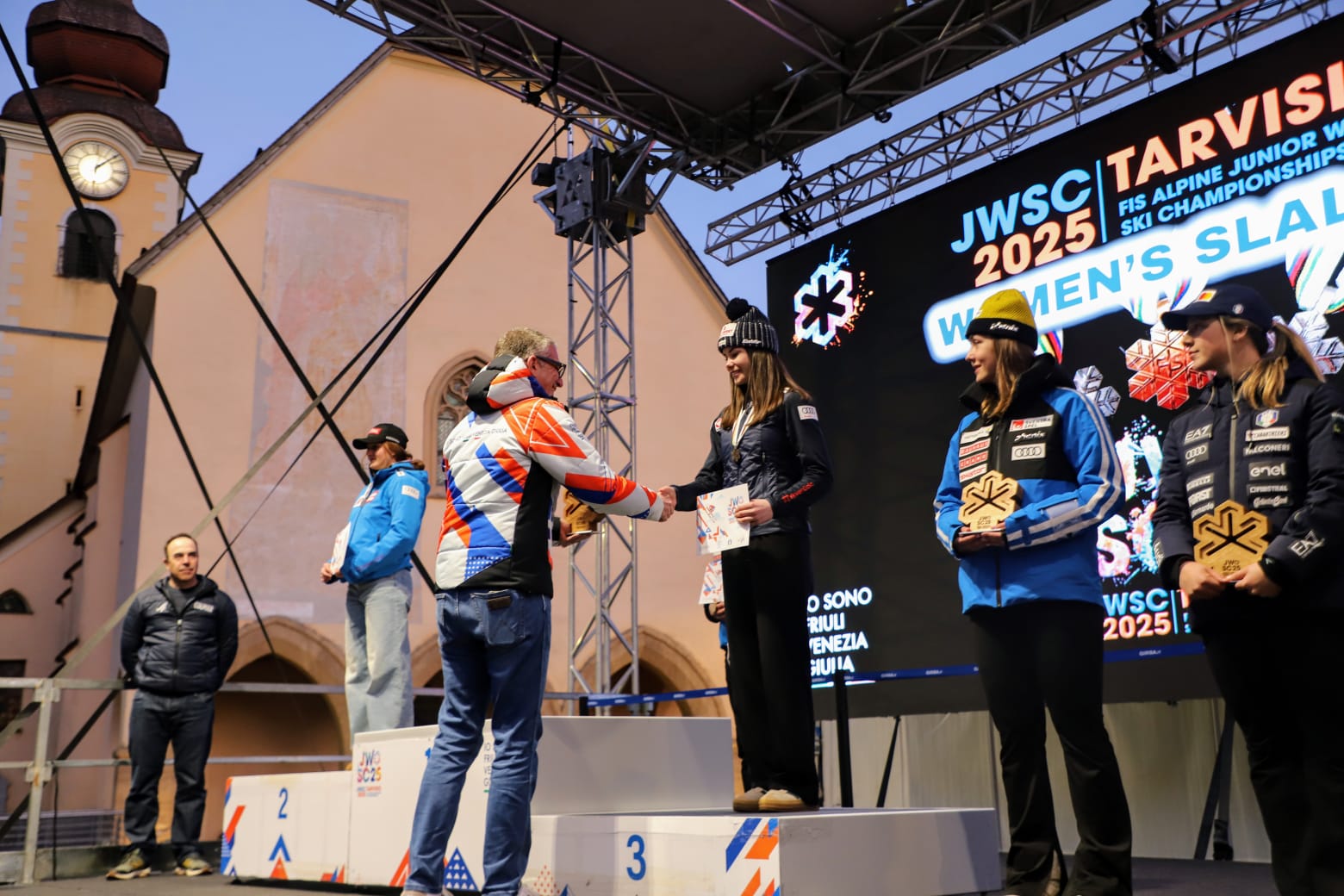 L'assessore Roberti durante la premiazione